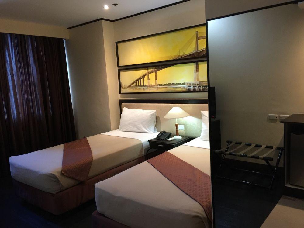 Hotel The Golden Peak & Powered By Cocotel 3*